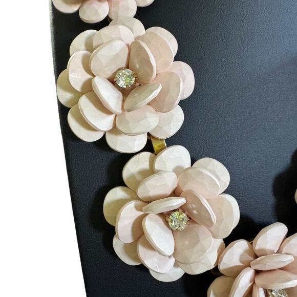 J. Crew Dramatic Blush Floral Statement Necklace 2010 Oughts Wreath Style Gold - Picture 3 of 10